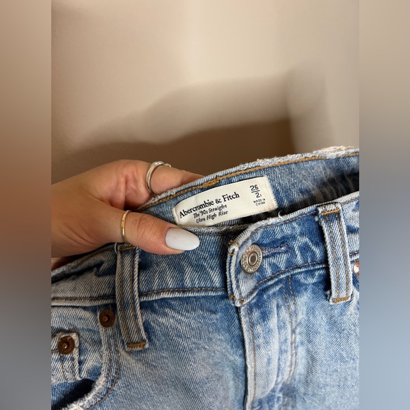Abercrombie Curve Love Ultra High Rise 90s Straight Jean - Picture 3 of 6